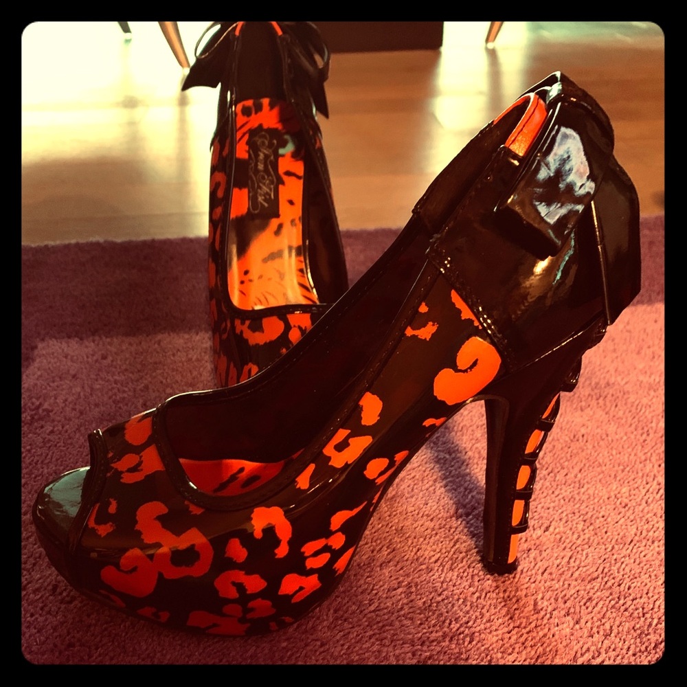Shiny black/orange animal print peep toes